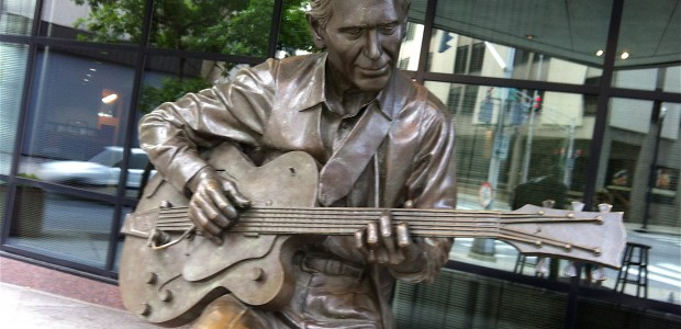 Chet Atkins statue, meeting place for Walkin' Nashville tour